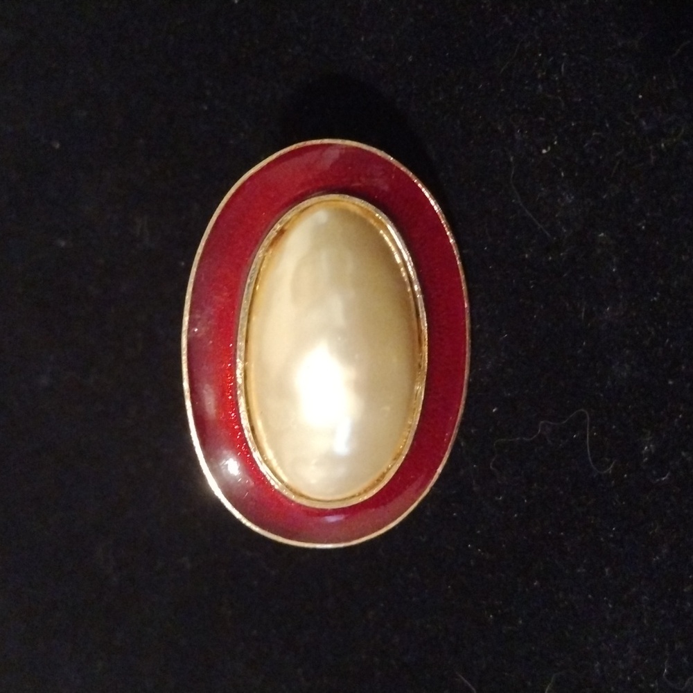 Elegant faux pearl & red enamel in gold tone scarf ring
